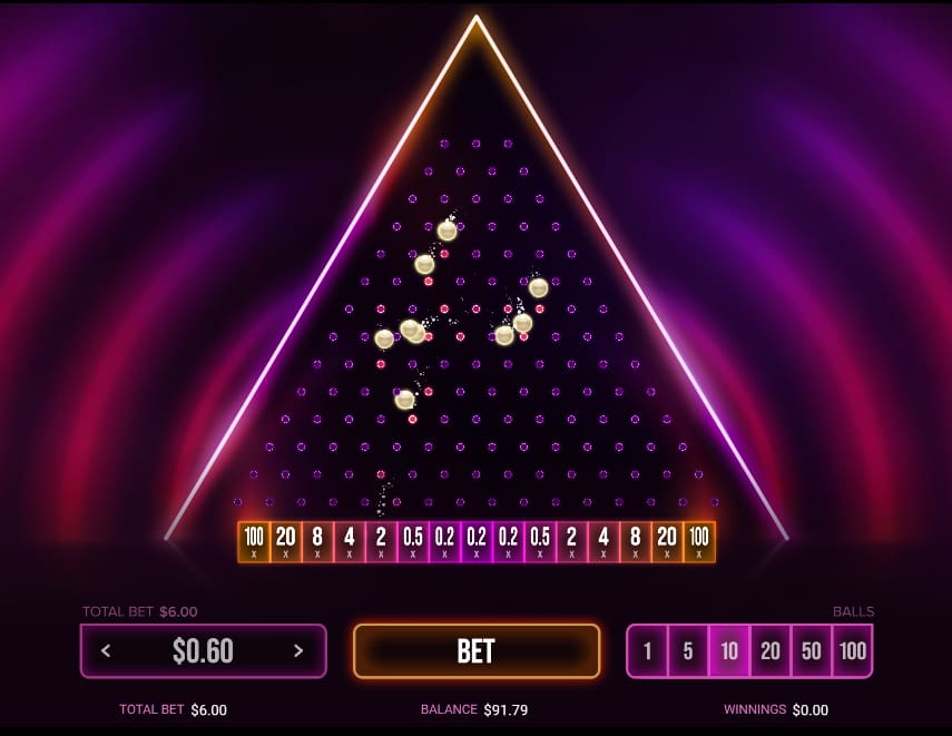 Interfaz de juego Plinko casino con pelotas doradas